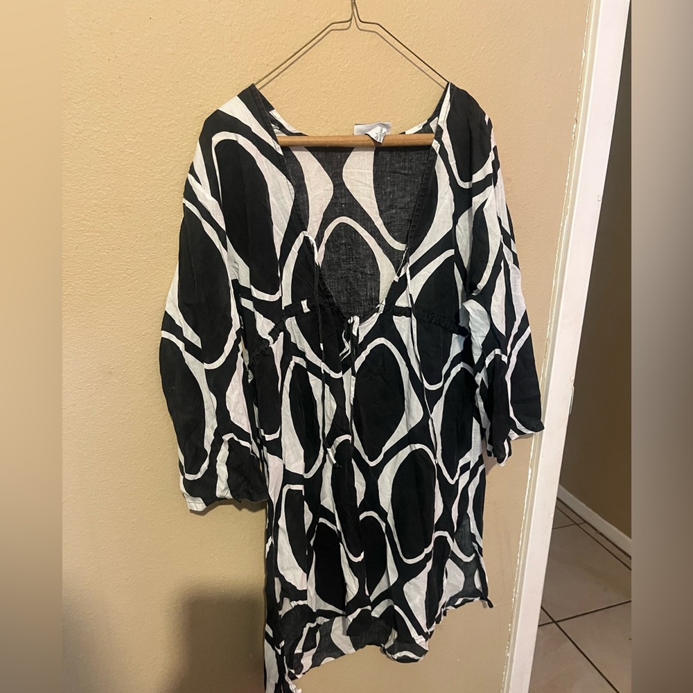 Black & White Abstract Tunic Top